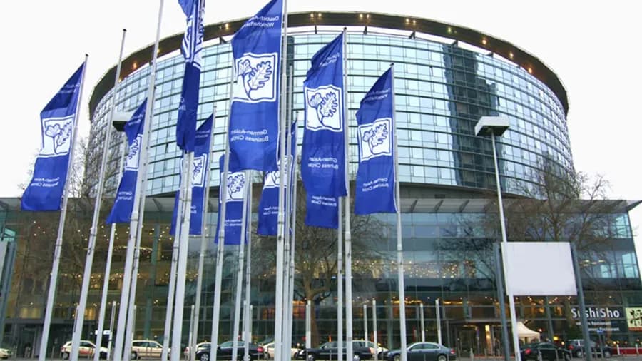 DAW-Fahnen auf der Messe